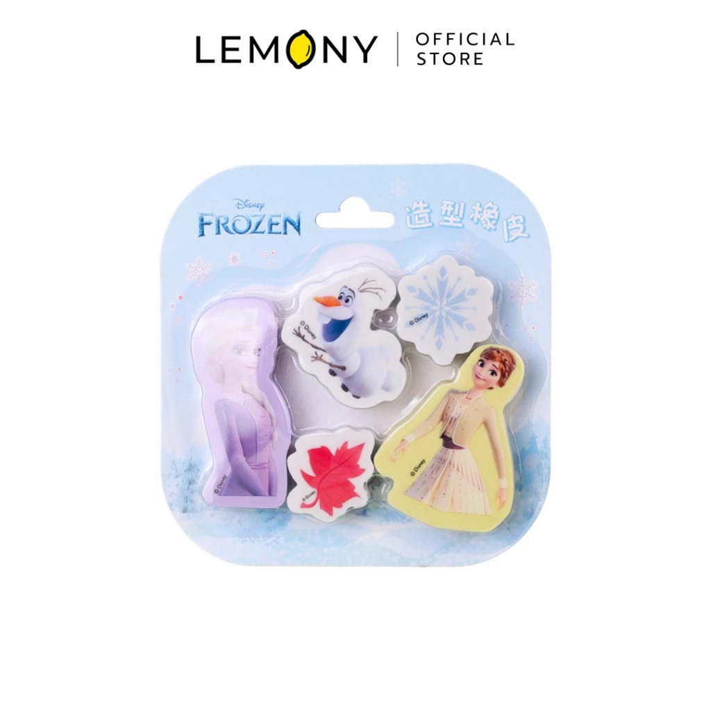 LEMONY เซตยางลบ 5 ชิ้น ลายดิสนีย์ ตัวเลือก Frozen ในแพ็กเกจกล่องซองสีฟ้าพาสเทล เผยให้เห็นก้อนยางลบเนื้อนุ่มรูปทรงต่างๆ รวม 5 ก้อน ได้แก่ ยางลบก้อนเหลี่ยมสกรีนลายเอลซ่า อันนา และโอลาฟ พร้อมยางลบไดคัทรูปเกล็ดหิมะสุดคิ้วท์