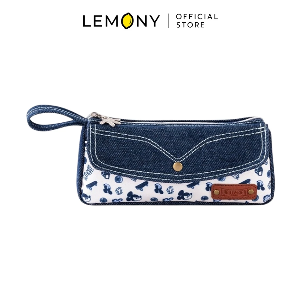 LEMONY กระเป๋าดินสอผ้าเดนิม มิกกี้ ดิสนีย์ รุ่น A83302 โชว์รายละเอียดดีไซน์ด้านหลังตัวกระเป๋าเป็นเนื้อผ้าทอสัมผัสเดนิมเรียบเนียนสีน้ำเงินเข้มขรึม เผยให้เห็นงานเย็บเก็บขอบที่ประณีต แข็งแรงทนทาน และหัวซิปโลหะพร้อมสายดึงสีแดง