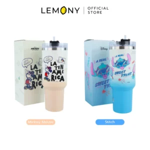 ภาพถ่ายเปรียบเทียบตัวเลือกสินค้า LEMONY ขวดน้ำเก็บอุณหภูมิสแตนเลส ขนาดใหญ่ 1200 มล. ด้านซ้ายเป็นลาย Mickey Mouse โทนสีครีมเบจ และด้านขวาเป็นลาย Stitch โทนสีฟ้าพาสเทล ทั้งสองแบบตั้งคู่กับกล่องบรรจุภัณฑ์ของตัวเอง พร้อมมีแถบป้ายสีส้มและสีฟ้าพิมพ์ชื่อระบุลายกำกับชัดเจนด้านล่าง