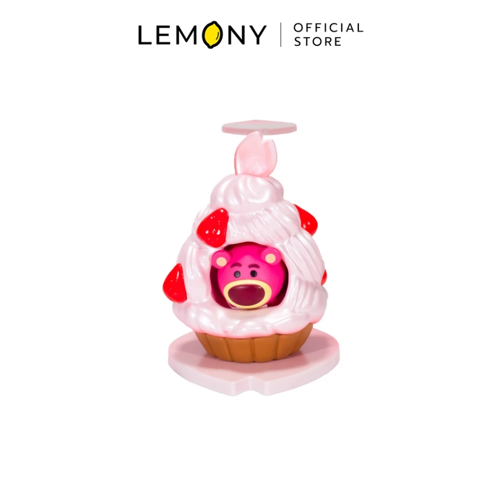 LEMONY กล่องสุ่มฟิกเกอร์ดิสนีย์ ธีมเค้กของหวาน ลาย หมีล็อตโซ่ (Lotso) โมเดลหมีสีชมพูหน้าตากวนๆ โผล่มาจากตรงกลางถ้วยคัพเค้กครีมสดสีชมพูขาวเนื้อเงางาม รอบถ้วยตกแต่งด้วยชิ้นสตรอว์เบอร์รี่สีแดงสด