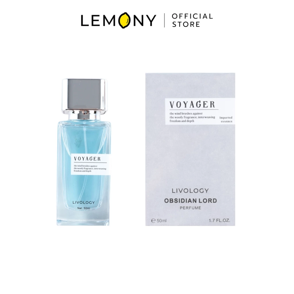 LEMONY น้ำหอมผู้ชาย LIVOLOGY ซีรีส์ Obsidian Lord Perfume กลิ่น Voyager ขวดแก้วดีไซน์เหลี่ยมเคลือบสีเขียวเข้มหรูหราสไตล์เอิร์ธโทน สลักรายละเอียดเท็กซ์เจอร์ลายตารางสี่เหลี่ยมรอบขวด พร้อมฝาปิดทรงกระบอกสีดำ ขนาด 50 มล.