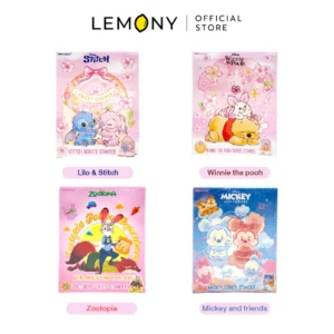 ภาพถ่ายรวมหน้ากล่องแพ็กเกจ LEMONYแท่นวางโทรศัพท์มือถืออะคริลิกดิสนีย์ ครบทั้ง 4 ลายยอดฮิต ได้แก่ Lilo & Stitch, Winnie the pooh, Zootopia และ Mickey and friends จัดวางแบบสี่ช่องสี่สไตล์อย่างเป็นระเบียบ พร้อมแถบลายน้ำระบุชื่อคอลเลกชันแต่ละกล่องด้านล่าง