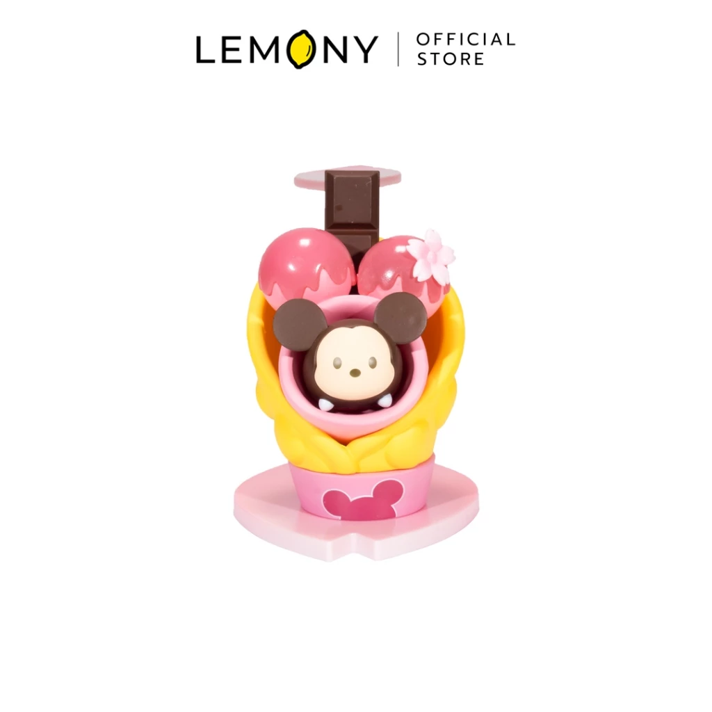 LEMONY กล่องสุ่มฟิกเกอร์ดิสนีย์ ธีมเค้กของหวาน ลาย มิกกี้เมาส์ (Mickey Mouse) โมเดลหัวมิกกี้เมาส์ซุกอยู่ในถ้วยเครปไอศกรีมสีเหลืองสดใส ท็อปปิ้งด้วยไอศกรีมช็อกโกแลตชมพู ชิ้นช็อกโกแลตแท่ง และดอกไม้ตกแต่ง