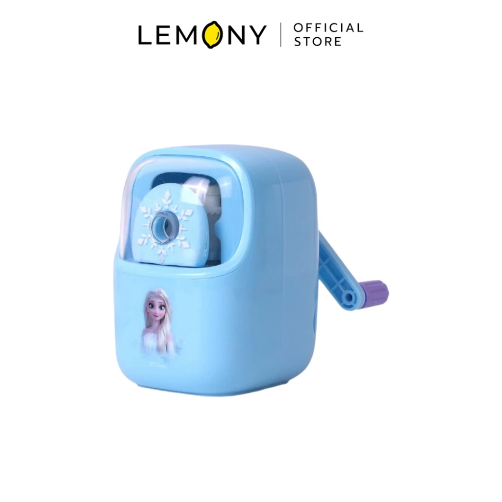 ภาพหน้าตรงมุมเฉียง LEMONY กบเหลาดินสอตั้งโต๊ะดิสนีย์ สีฟ้า รุ่น #A73030-F1X (Frozen) ด้านหน้าตัวเครื่องสกรีนลายรูปเจ้าหญิงเอลซ่า Elsa แสนสวย ส่วนแกนดึงสำหรับสอดดินสอแต่งลายนูนรูปเกล็ดหิมะสีขาว พร้อมแกนหมุนพลาสติกสีฟ้าตัดม่วงด้านหลัง บนฉากหลังสีขาวสะอาด