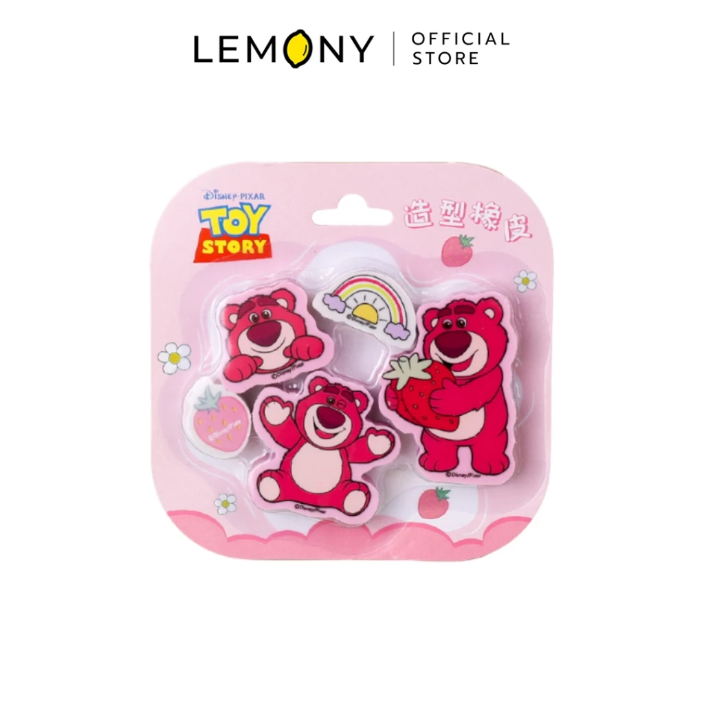 LEMONY เซตยางลบ 5 ชิ้น ลายดิสนีย์ ตัวเลือก Lotso ในแพ็กเกจกล่องซองสีชมพูหวาน เผยให้เห็นก้อนยางลบเนื้อนุ่มรวม 5 ก้อนในเซต ประกอบด้วยยางลบก้อนเหลี่ยมสกรีนลายกราฟิกหมีล็อตโซ่ในอิริยาบถต่างๆ และยางลบไดคัทรูปสตรอว์เบอร์รี่แสนหวาน