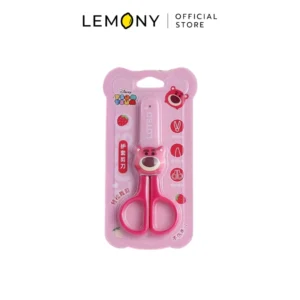 LEMONY กรรไกรสำหรับเด็ก ลาย Lotso รุ่น DM23877W Disney Collection จัดแสดงสินค้าบนแพ็คเกจการ์ดบอร์ดสีชมพูพิมพ์ลายหมีล็อตโซ่ลิขสิทธิ์แท้ ตัวกรรไกรมีปลอกหุ้มปลายมนเพื่อความปลอดภัย