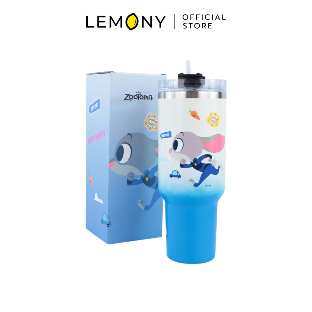 LEMONY ขวดน้ำเก็บอุณหภูมิสแตนเลส ซูโทเปีย ขนาด 1200 มล. ลาย Judy ดีไซน์สีฟ้าพาสเทลพิมพ์ลายจูดี้ฮอปส์และไอคอนแครอทสุดคิ้วท์ ตั้งคู่อย่างสวยงามกับกล่องบรรจุภัณฑ์กระดาษทรงสูงสีฟ้าเข้าชุดพิมพ์โลโก้ Disney Zootopia ลิขสิทธิ์แท้