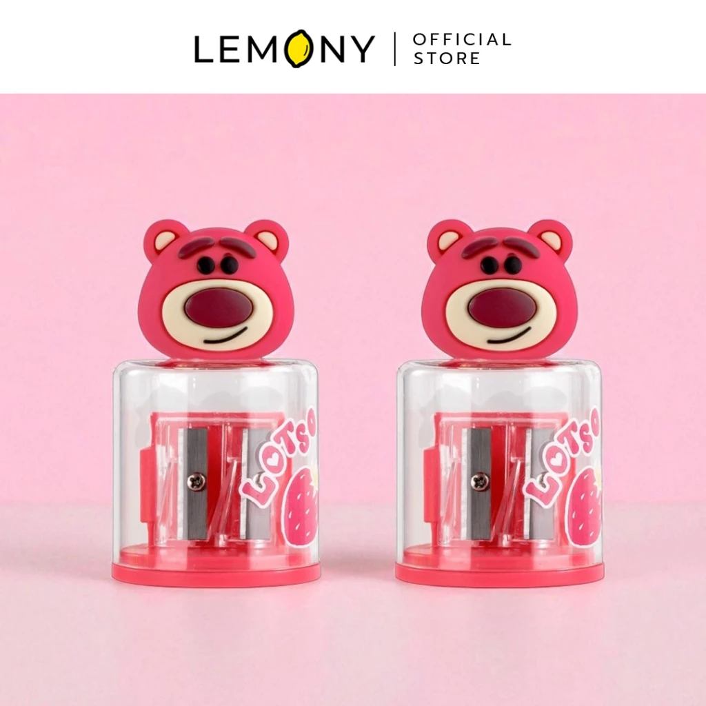 ภาพถ่ายจัดวาง LEMONY กบเหลาดินสอ 2 ช่อง ลายหมีล็อตโซ่ สามมิติ จำนวน 2 ชิ้น วางคู่กันอย่างสมมาตรบนพื้นหลังโทนสีชมพูพาสเทลละมุนตา โชว์ดีไซน์หัวหมี Lotso ลิขสิทธิ์แท้ดิสนีย์และโครงตลับพลาสติกใสบรรจุช่องเหลาคู่เด่นชัด