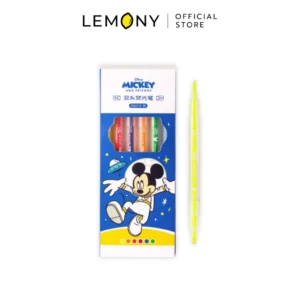 LEMONY ชุดปากกาไฮไลท์ 6 สี ลายมิกกี้เมาส์ โชว์กล่องแพ็กเกจกระดาษสีน้ำเงินขาว ด้านหน้าสกรีนลายกราฟิก Mickey Mouse สวมชุดนักบินอวกาศและยานอวกาศจิ๋ว มีหน้าต่างพลาสติกใสเผยให้เห็นด้ามปากกาไฮไลท์สีพาสเทลด้านใน ด้านข้างวางคู่กับปากกาไฮไลท์แบบสองหัวสีเหลืองที่เปิดฝาโชว์หัวปากกา