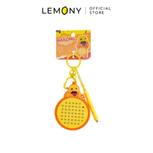 LEMONY พวงกุญแจกระดานวาดรูปแม่เหล็ก Nailoong ตัวกระดานพลาสติกทรงสี่เหลี่ยมสีเหลืองสดใส ด้านซ้ายพิมพ์ลายคาแรกเตอร์ไดโนเสาร์เนลุงยืนกวนๆ โชว์ตัวอย่างการวาดรูปโครงหน้าเนลุงบนหน้ากระดานด้วยปากกาแม่เหล็กจิ๋ว มาพร้อมห่วงพวงกุญแจสำหรับห้อย