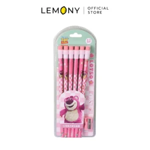 ภาพถ่ายหน้าตรงเดี่ยว LEMONY เซตดินสอไม้ 12 แท่งพร้อมกบเหลา ลายหมีล็อตโซ่ บนพื้นหลังสีขาวสะอาดตา เผยให้เห็นแผงแพ็กเกจสินค้าดิสนีย์คอลเลกชัน Toy Story ตัวแท่งดินสอสีชมพูระบุความเข้มไส้ระดับ HB พร้อมกบเหลาดินสอสีชมพูพลาสติกเข้าเซตกันอย่างชัดเจน