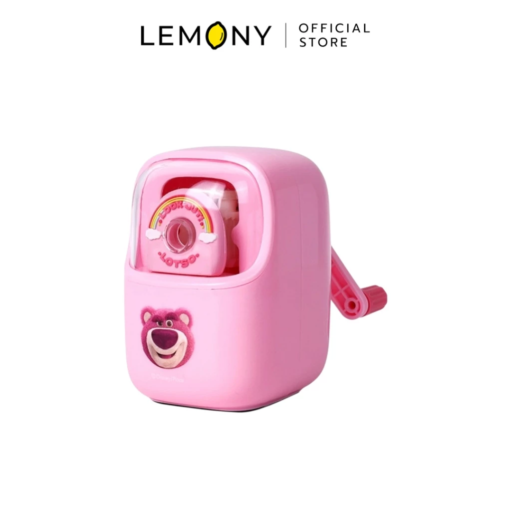 ภาพหน้าตรงมุมเฉียง LEMONY กบเหลาดินสอตั้งโต๊ะดิสนีย์ สีชมพู รุ่น #A73030-T1X (Lotso) ด้านหน้าสกรีนลายหัวหมีสตรอว์เบอร์รี่ล็อตโซ่หน้าตากวนๆ แกนดึงสำหรับสอดดินสอด้านบนตกแต่งลายนูนรูปสายรุ้งและอักษร Lotso พร้อมด้ามหมุนสีชมพูเข้มด้านหลัง บนฉากหลังสีขาวสะอาด