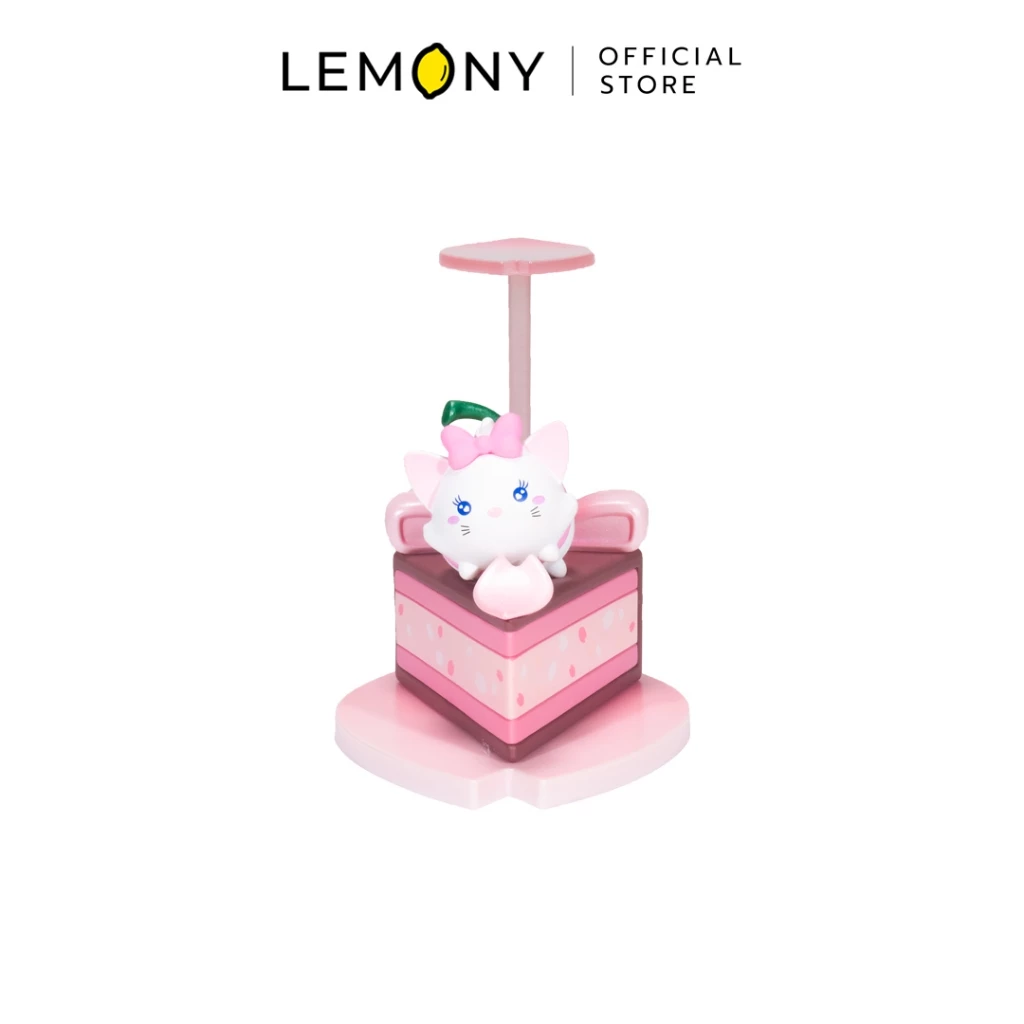 LEMONY กล่องสุ่มฟิกเกอร์ดิสนีย์ ธีมเค้กของหวาน ลาย แมวมารี (Marie) โมเดลแมวเหมียวสีขาวผูกโบว์ชมพูนั่งอยู่บนชิ้นเค้กเลเยอร์สีชมพูสลับช็อกโกแลต ด้านบนประดับลูกเชอร์รี่สีเขียวชมพูสุดคิวท์