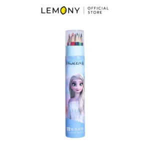 LEMONY ดินสอสีไม้ 12 สี ลายเอลซ่า โชว์กระปุกแพ็กเกจทรงกระบอกพลาสติกโทนสีฟ้าพาสเทล สกรีนลายกราฟิกราชินีหิมะ Elsa ลิขสิทธิ์แท้จาก Disney Frozen II ปลายกระปุกใสโชว์ให้เห็นไส้ดินสอสีไม้ที่บรรจุอยู่ด้านในเด่นชัด