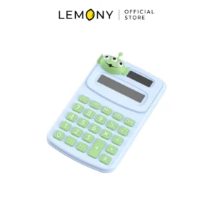 LEMONY เครื่องคิดเลขเอเลี่ยน ทอยสตอรี่ โชว์ดีไซน์ตัวเครื่องพลาสติกทรงสี่เหลี่ยมผืนผ้าแนวยาวสีขาวมินิมอล ด้านบนพิมพ์ลายกราฟิกตัวการ์ตูนเอเลี่ยนสามตาสุดชิค มาพร้อมหน้าจอแสดงผลดิจิทัลและปุ่มกดทรงกลมโทนสีเขียวมิ้นท์สลับสีม่วงพาสเทล