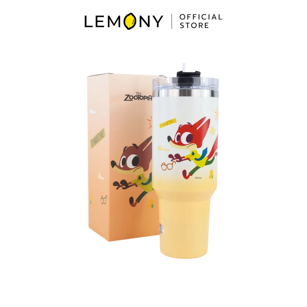 LEMONY ขวดน้ำเก็บอุณหภูมิสแตนเลส ซูโทเปีย ขนาด 1200 มล. ลาย Nick ดีไซน์สีเหลืองส้มพาสเทลไล่เฉดสุดชิคพิมพ์ข้อความ It wasn't me! ตั้งคู่อย่างสวยงามกับกล่องบรรจุภัณฑ์กระดาษทรงสูงสีส้มอิฐเข้าชุดพิมพ์ลายลิขสิทธิ์แท้ดิสนีย์ซูโทเปีย