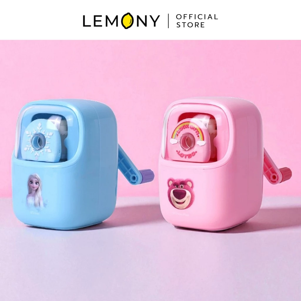 LEMONY กบเหลาดินสอตั้งโต๊ะดิสนีย์ รุ่น #A73030 โชว์ตัวเลือกสินค้าทั้ง 2 สีวางคู่กัน ด้านซ้ายเป็นกบเหลาดินสอแบบหมุนสีฟ้าพาสเทลลายเอลซ่า Frozen และด้านขวาเป็นกบเหลาดินสอแบบหมุนสีชมพูพาสเทลลายหมีล็อตโซ่ Lotso ตั้งเด่นชัดบนฉากหลังสีทูโทนชมพูขาว