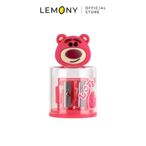 LEMONY กบเหลาดินสอ 2 ช่อง ลายหมีล็อตโซ่ สามมิติ โชว์ตัวตลับใสทรงกระบอก มองเห็นโครงใบมีดเหลาคู่สีแดงด้านใน ตัวฐานและด้านบนปิดด้วยพลาสติกสีชมพูเข้ม หน้าตลับสกรีนลายสตรอว์เบอร์รี่และตัวอักษร Lotso ส่วนฝาบนเป็นหัวหมีล็อตโซ่แบบ 3D หน้าตรง ยิ้มกวนสุดคิ้วท์