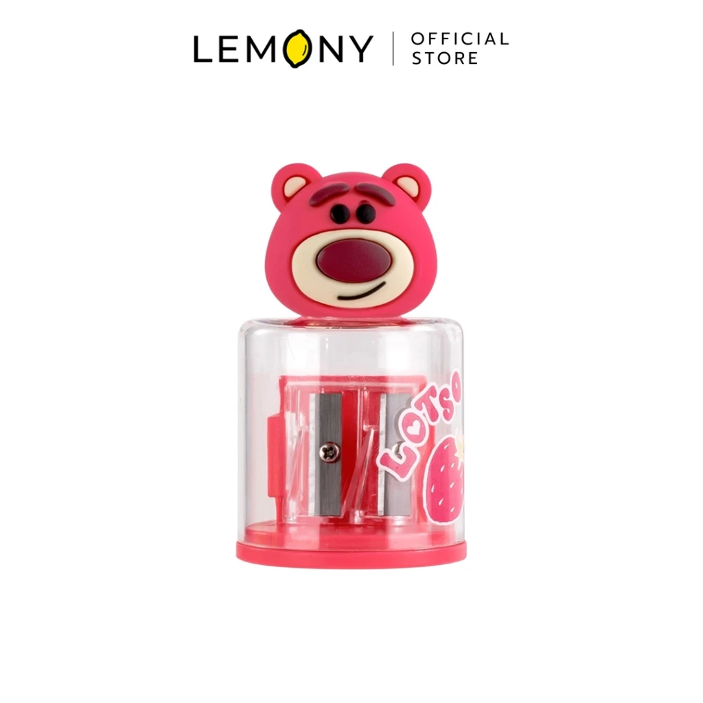 LEMONY กบเหลาดินสอ 2 ช่อง ลายหมีล็อตโซ่ สามมิติ โชว์ตัวตลับใสทรงกระบอก มองเห็นโครงใบมีดเหลาคู่สีแดงด้านใน ตัวฐานและด้านบนปิดด้วยพลาสติกสีชมพูเข้ม หน้าตลับสกรีนลายสตรอว์เบอร์รี่และตัวอักษร Lotso ส่วนฝาบนเป็นหัวหมีล็อตโซ่แบบ 3D หน้าตรง ยิ้มกวนสุดคิ้วท์