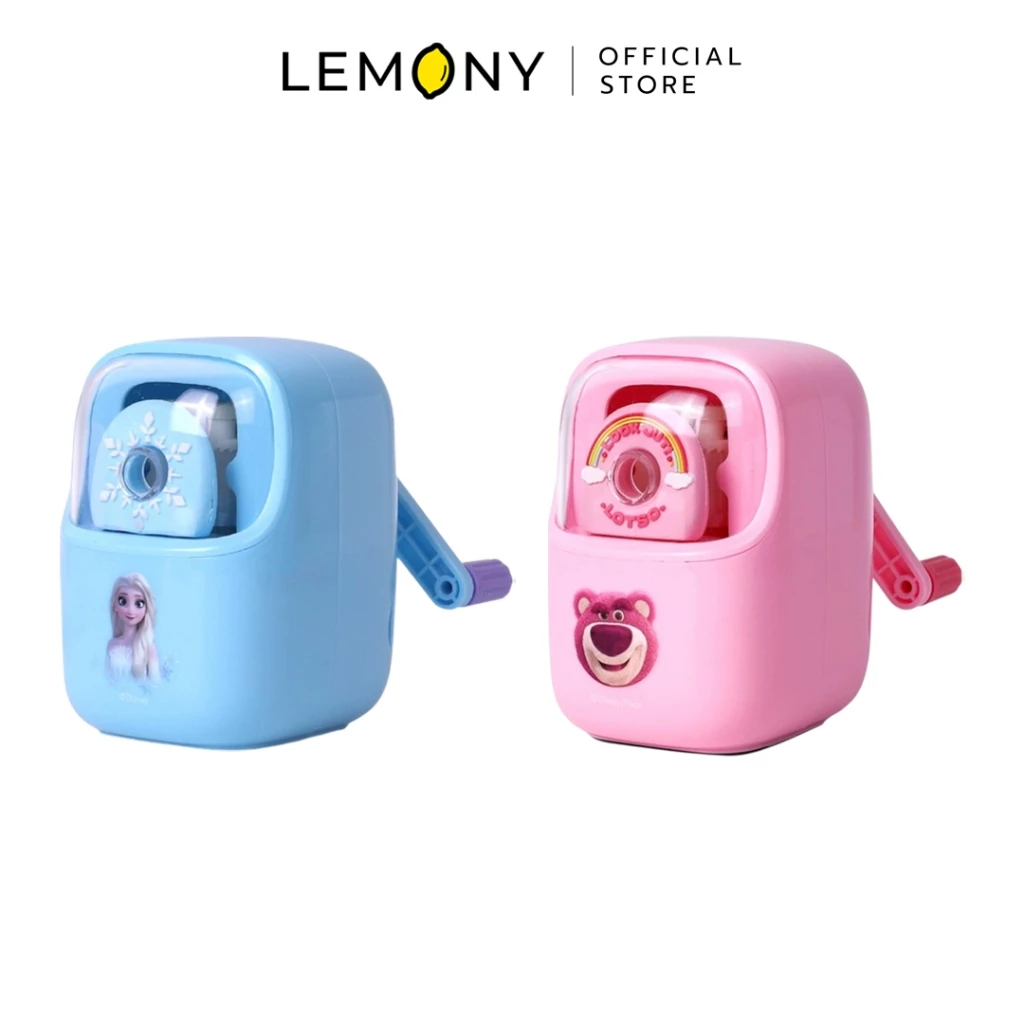 ภาพถ่ายจัดวางสินค้า LEMONY กบเหลาดินสอตั้งโต๊ะดิสนีย์ รุ่น #A73030 ด้านซ้ายเป็นเครื่องสีฟ้าพาสเทลลายราชินีหิมะ Elsa Frozen และด้านขวาเป็นเครื่องสีชมพูพาสเทลลายหมี Lotso Toy Story ตั้งโชว์ฟังก์ชันแกนหมุนเหลาดินสอคู่กันบนฉากหลังสีขาวสะอาด