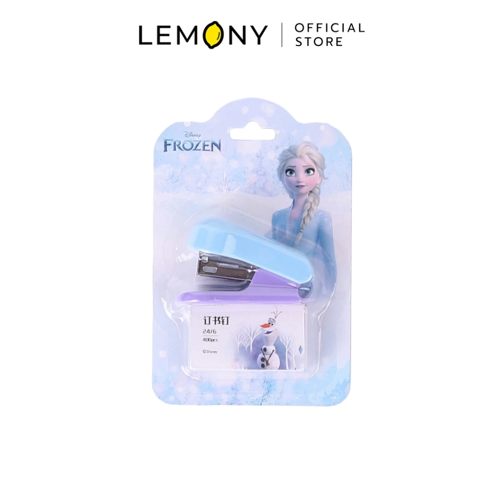 LEMONY เครื่องเย็บกระดาษขนาดเล็ก ลายเอลซ่า โชว์ดีไซน์ตัวเครื่องพลาสติกโทนสีฟ้าพาสเทลและสีขาวนวล ด้านบนสกรีนลายกราฟิกราชินีหิมะ Elsa จาก Frozen สุดชิคและเกล็ดหิมะสีฟ้า ตัวเครื่องขนาดมินิกะทัดรัดพกพาง่าย
