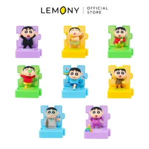 LEMONY กล่องจุ่มเครยอนชินจัง ซีรีส์ Micro World Crayon Shin-Chan Collection รวมโมเดลฟิกเกอร์ชินจังจอมแก่นครบทั้ง 8 แบบในซีรีส์ ตั้งโชว์อยู่บนแท่นจิ๊กซอว์หลากสีสัน (เหลือง, ฟ้า, ม่วง, เขียว) วางเรียงต่อกันอย่างสวยงาม