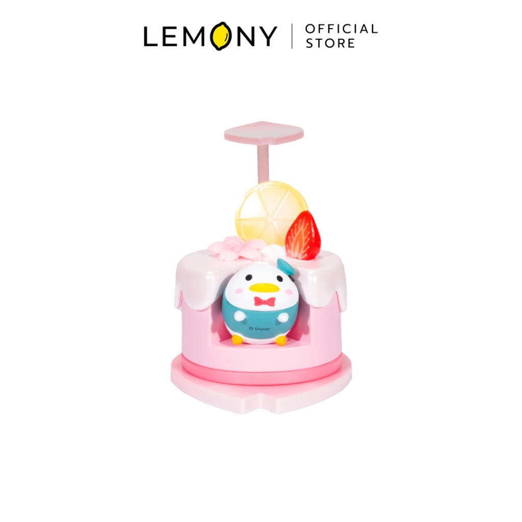 LEMONY กล่องสุ่มฟิกเกอร์ดิสนีย์ ธีมเค้กของหวาน ลาย โดนัลด์ดั๊ก (Donald Duck) ในตัวตลับเคสจำลองเป็นเคสเค้กสีชมพูราดครีมสีขาว ด้านบนประดับสตรอว์เบอร์รี่ เลมอนฝาน และดอกซากุระพาสเทลน่ารัก