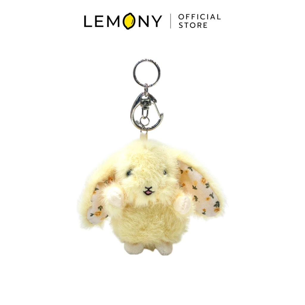 LEMONY พวงกุญแจตุ๊กตากระต่าย ตัวเลือกสีเหลืองพาสเทลสดใส โชว์เนื้อผ้าขนโพลีเอสเตอร์หนานุ่มฟู รายละเอียดหน้าตาปักอย่างประณีต ด้านในหูยาวสีครีมละมุน พร้อมตะขอสับโลหะสำหรับห้อยกระเป๋าเก๋ๆ