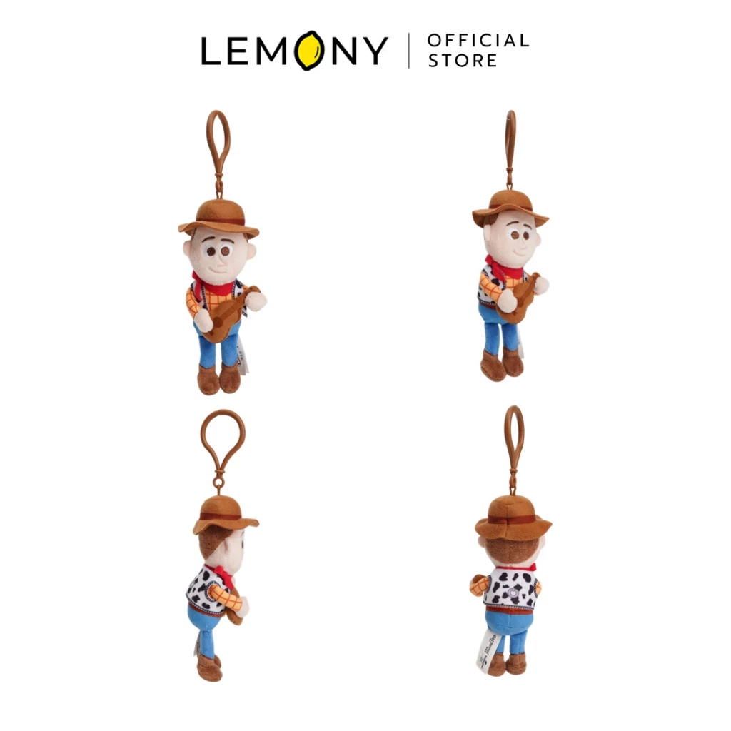 LEMONY พวงกุญแจทอยสตอรี่ ลาย Woody ซูมรายละเอียดด้านหลังของตุ๊กตา โชว์หมวกคาวบอยสีน้ำตาล เสื้อกั๊กลายวัว และห่วงดึงเชือกกลมๆ สีขาวจำลองกลไกเสียงอันเป็นเอกลักษณ์ของวู้ดดี้ พร้อมสายโซ่ไข่ปลาสำหรับแขวนตกแต่ง