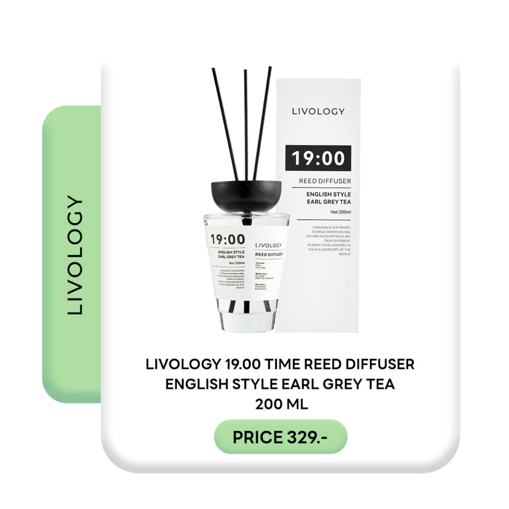 ภาพสินค้าก้ก้านไม้หอมกลิ่นชาปรับอากาศ LIVOLOGY รุ่น 19.00 TIME REED DIFFUSER กลิ่น ENGLISH STYLE EARL GREY TEA ขนาด 200 ML ตัวขวดแก้วใสมีป้ายฉลากสีขาว ตัวฝาปิดและก้านไม้สีดำ วางคู่กับกล่องบรรจุภัณฑ์สีขาว ด้านล่างระบุราคา PRICE 329.- บาท บนพื้นหลังสีขาวตกแต่งแถบสีเขียวพาสเทลด้านข้างพร้อมโลโก้ LIVOLOGY