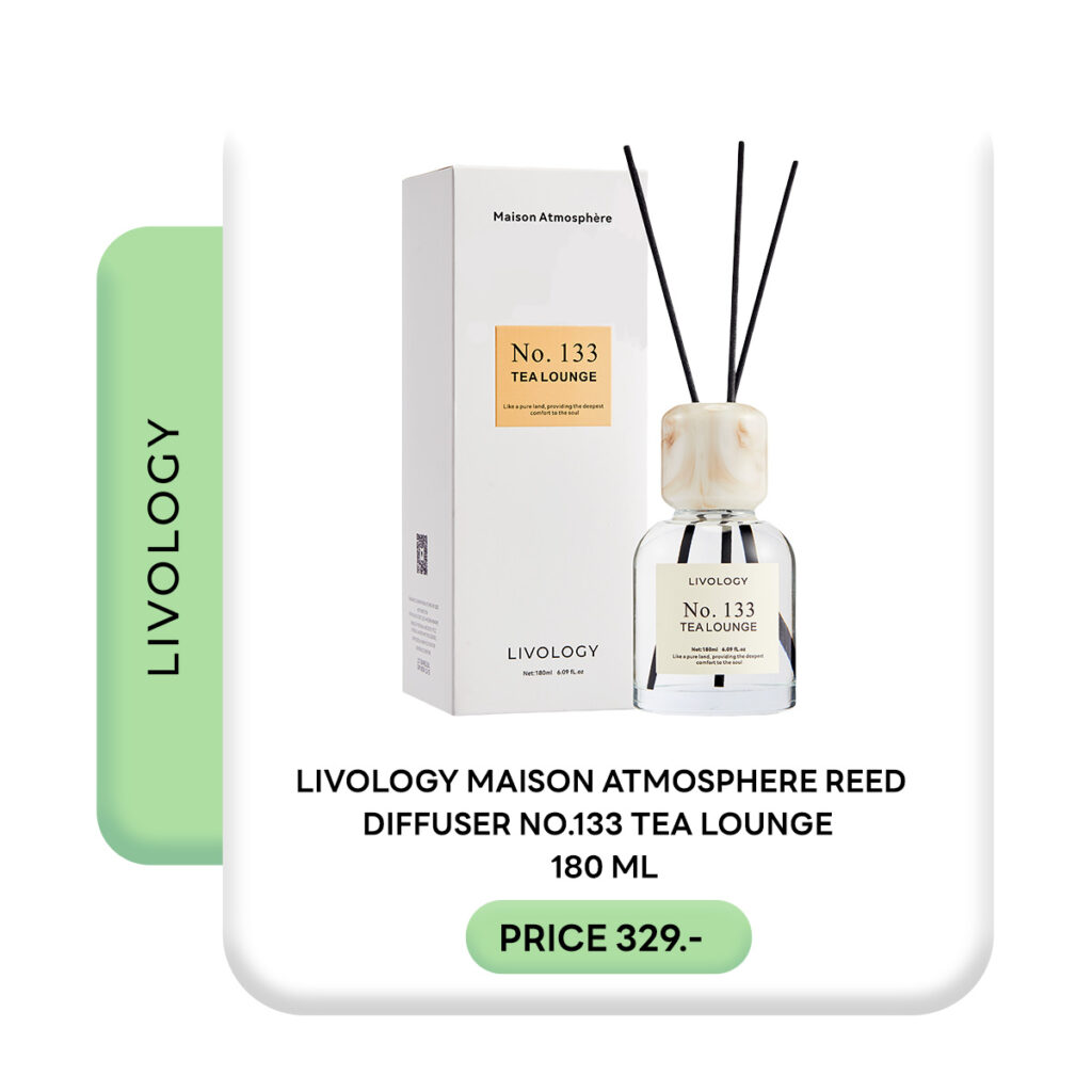 ภาพสินค้าก้านไม้หอมกลิ่นชาปรับอากาศ LIVOLOGY รุ่น MAISON ATMOSPHERE REED DIFFUSER NO.133 กลิ่น TEA LOUNGE ขนาด 180 ML ตัวขวดแก้วทรงกลมใส ฉลากสีขาวตัดขอบดำ ตัวฝาปิดลายหินอ่อนสีครีมพร้อมก้านไม้สีดำ วางคู่กับกล่องบรรจุภัณฑ์สีขาวมีป้ายสีทอง ด้านล่างระบุราคา PRICE 329.- บาท
