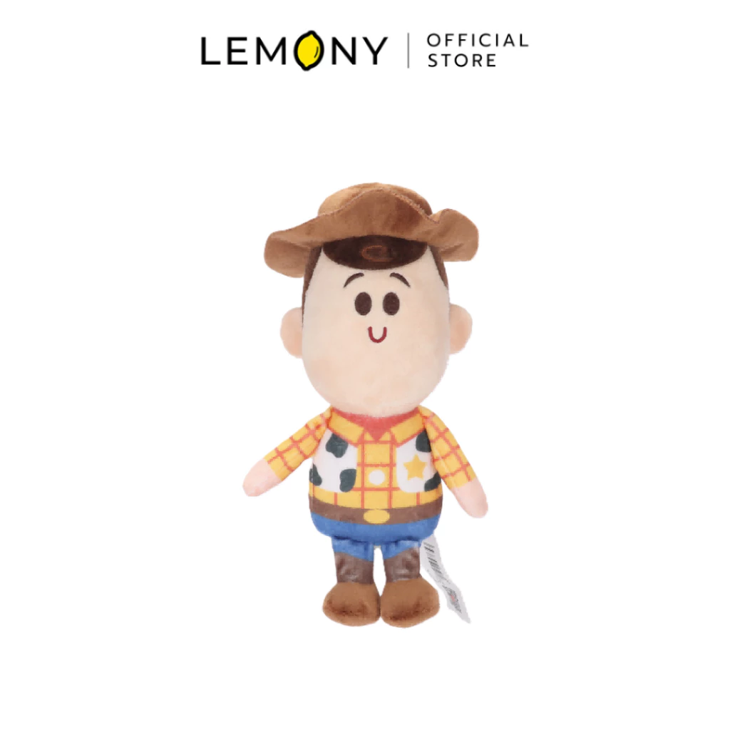 ภาพสินค้าหน้าตรงแยกเดี่ยวบนฉากหลังขาวสะอาดตา ของตุ๊กตานายอำเภอวู้ดดี้ (Woody) คาวบอยหนุ่มสุดอบอุ่นในร่างตัวกลมป้อมผ้าขนนุ่มนิ่ม สวมหมวกคาวบอยสีน้ำตาลและชุดเสื้อเชิ้ตลายตารางสีเหลืองแดงทับเสื้อกั๊กลายวัวซิกเนเจอร์ ชูดวงตากลมโตแป๋วระบายยิ้มหวานละมุนใจ ด้านบนสุดระบุโลโก้แบรนด์ LEMONY Official Store ชัดเจนครับ