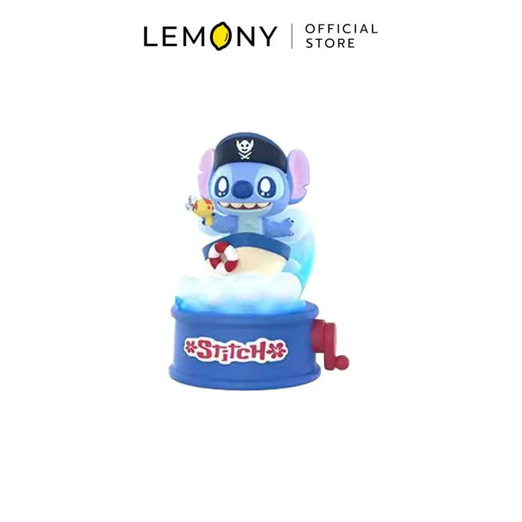 ภาพโมเดลฟิกเกอร์อาร์ตทอยหน้าตรงบนฉากหลังสีขาว แสดงตัวละครสติทช์ (Stitch) ลายพิเศษระดับแรร์ไอเทม (Secret) สวมหมวกกัปตันโจรสลัดสีดำพิมพ์ลายหัวกะโหลกไขว้สีขาว ในมือถือปืนฉีดน้ำจำลองสีเหลือง นั่งอยู่บนเรือใบสีครีมขอบน้ำเงินที่โต้เกลียวคลื่นทะเลและห่วงยางสีขาวแดง ตัวฟิกเกอร์ตั้งอยู่บนฐานทรงกลมสีน้ำเงินพิมพ์อักษรโลโก้คำว่า Stitch สีขาวขอบแดง และมีแกนหมุนสีแดงติดตั้งอยู่ด้านข้าง ด้านบนสุดแสดงโลโก้แบรนด์ LEMONY Official Store อย่างชัดเจน