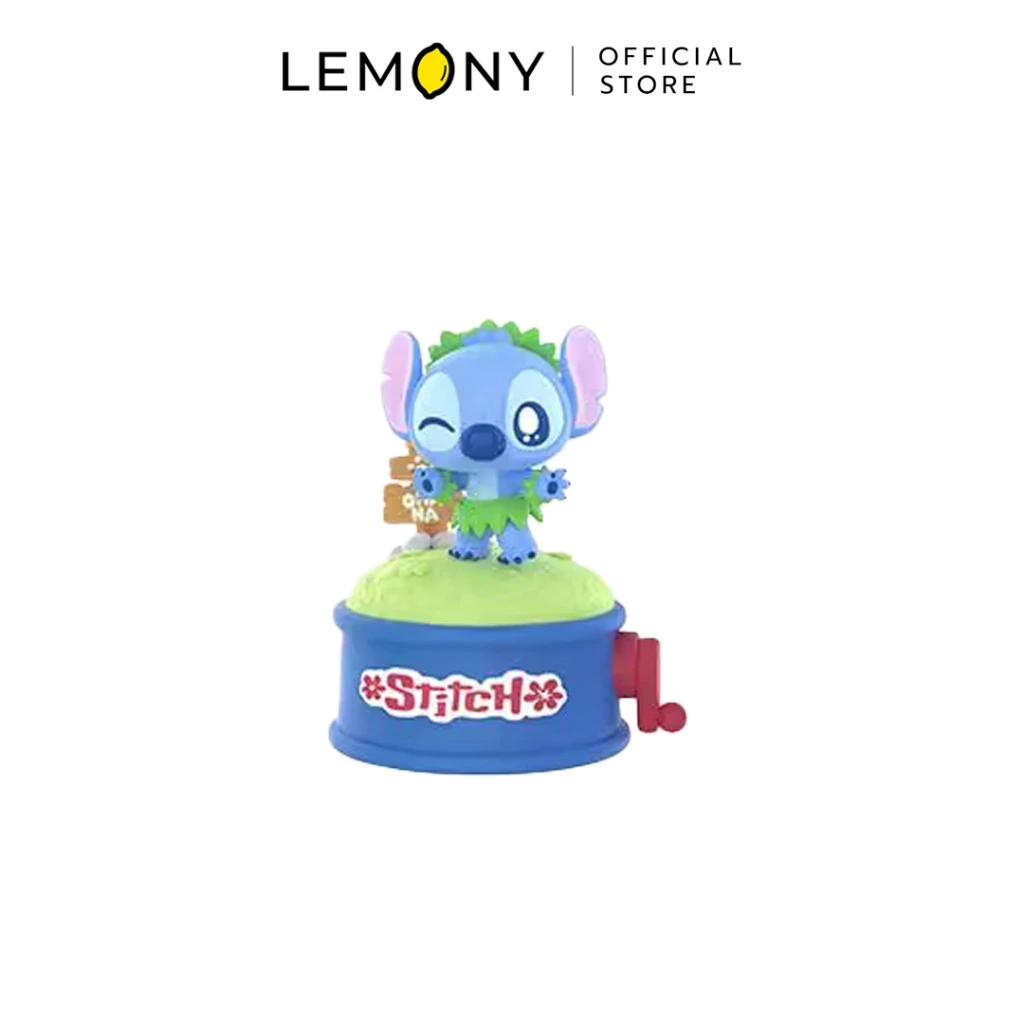 ภาพโมเดลฟิกเกอร์อาร์ตทอยหน้าตรงบนฉากหลังสีขาว แสดงตัวละครสติทช์ (Stitch) ยิ้มหวานขยิบตาหนึ่งข้าง ในท่าทางกำลังเต้นระบำฮาวายพื้นเมืองสุดชิลล์ บนหัวประดับมงกุฎใบไม้และนุ่งกระโปรงใบไม้สีเขียวพาสเทลละมุนตา ตั้งอยู่บนเนินหญ้าสีเขียวอ่อน ด้านหลังมีป้ายไม้จำลองจิ๋ว ตัวฟิกเกอร์ตั้งอยู่บนฐานทรงกลมสีน้ำเงินพิมพ์อักษรโลโก้คำว่า Stitch สีขาวขอบแดง และมีแกนหมุนสีแดงติดตั้งอยู่ด้านข้าง ด้านบนสุดแสดงโลโก้แบรนด์ LEMONY Official Store อย่างชัดเจน