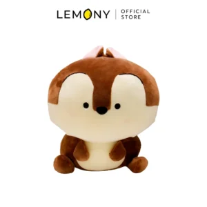 ภาพหลักฉากหลังขาวแสดงรายการสินค้า LEMONY ตุ๊กตาชิป ดิสนีย์ ขนาด 23CM Comfy & cozy collection Disney Plush Toy ลิขสิทธิ์แท้ แสดงตัวตุ๊กตาผ้าขนฟูดีไซน์หน้าตรงในท่านั่งสุดปู๊กปิ๊ก โดดเด่นด้วยเนื้อผ้าโพลีเอสเตอร์เฉดสีน้ำตาลครีมละมุนตาชวนฝันสไตล์ Comfy & Cozy ตกแต่งรายละเอียดงานปักใบหน้า แววตาสดใส จมูกกลมสีดำ และฟันหน้าคู่ซิกเนเจอร์อันเป็นเอกลักษณ์ของชิป พร้อมซับในหูสีชมพูอ่อนพาสเทลสไตล์มินิมอลเกาหลีพรีเมียม ด้านบนแสดงโลโก้แบรนด์ออฟฟิเชียลเด่นชัดเจน