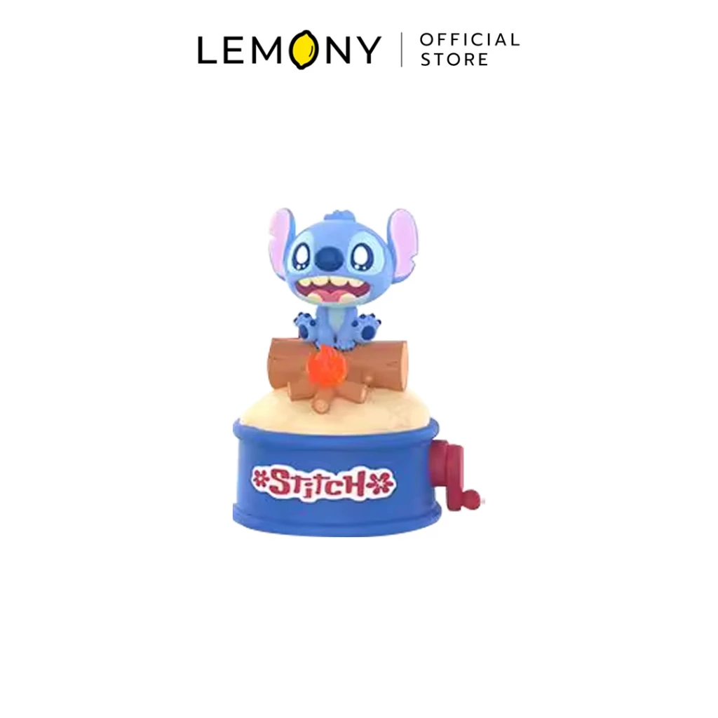 ภาพโมเดลฟิกเกอร์อาร์ตทอยหน้าตรงบนฉากหลังสีขาว แสดงตัวละครสติทช์ (Stitch) สีฟ้าสดใสนั่งยิ้มแฉ่งตาโตอยู่บนขอนไม้จำลอง เหนือกองแคมป์ไฟสีส้มสว่างบนพื้นทรายสีครีมพาสเทลชวนฝัน มอบมู๊ดกิจกรรมลักษณะวันพักผ่อนสุดอบอุ่น ตัวฟิกเกอร์ตั้งอยู่บนฐานทรงกลมสีน้ำเงินพิมพ์อักษรโลโก้คำว่า Stitch สีขาวขอบแดงประดับลายดอกไม้ และมีแกนหมุนสีแดงติดตั้งอยู่ด้านข้าง ด้านบนสุดแสดงโลโก้แบรนด์ LEMONY Official Store อย่างชัดเจน