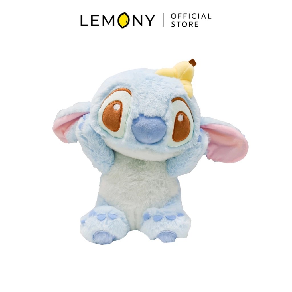 ภาพหลักฉากหลังขาวสะอาดตา แสดงชิ้นงานตุ๊กตาผ้าขนฟูหน้าตรงเต็มตัว LEMONY ตุ๊กตาสติทช์ ดีไซน์กอดผลไม้กล้วยหอมสีเหลืองพาสเทลน่ารักน่าเอ็นดู โครงสร้างตัวตุ๊กตาทรงตัวบาลานซ์นั่งราบได้อย่างมั่นคง โชว์ดีเทลคัตติ้งเนียนละเอียดหนานุ่มและงานปักแววตาสีน้ำตาลซื่อ ๆ สไตล์มินิมอลเกาหลี ด้านบนสุดแสดงโลโก้แบรนด์ LEMONY Official Store ชัดเจนสำหรับขึ้นระบบขายบนหน้าเว็บครับ