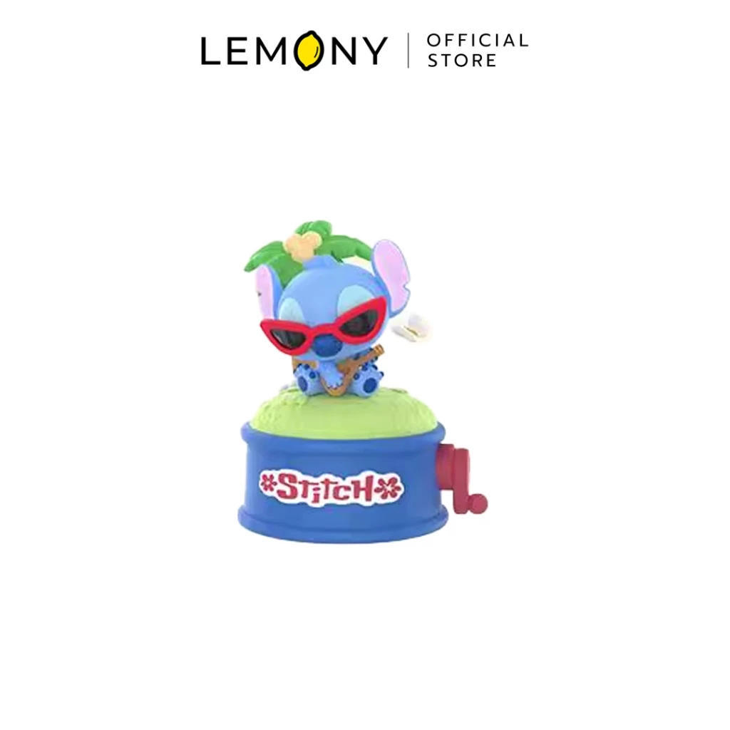 ภาพโมเดลฟิกเกอร์อาร์ตทอยหน้าตรงบนฉากหลังสีขาว แสดงตัวละครสติทช์ (Stitch) ลุคสตรีทชิคกำลังสวมแว่นตากันแดดกรอบรูปหัวใจสีแดงฉ่ำ นั่งดีดอูคูเลเล่หรือกีตาร์ไม้จำลองอยู่บนเนินหญ้าสีเขียวขจี ด้านหลังมีต้นมะพร้าวจำลองจิ๋วเพิ่มบรรยากาศเกาะฤดูร้อน ตัวฟิกเกอร์ตั้งอยู่บนฐานทรงกลมสีน้ำเงินพิมพ์อักษรโลโก้คำว่า Stitch สีขาวขอบแดง และมีแกนหมุนสีแดงติดตั้งอยู่ด้านข้าง ด้านบนสุดแสดงโลโก้แบรนด์ LEMONY Official Store อย่างชัดเจน