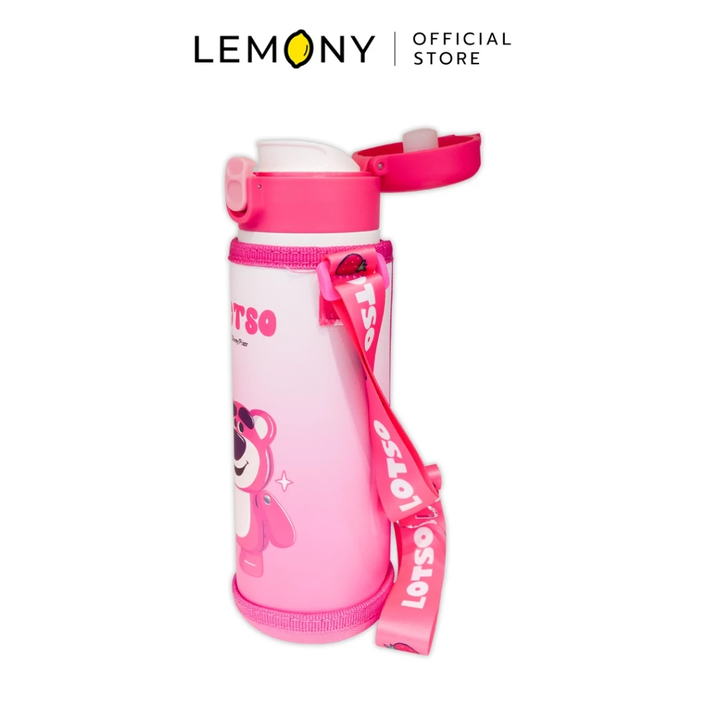าพหลักฉากหลังขาวแสดงรายการสินค้า LEMONY กระบอกน้ำสเตนเลส พร้อมกระเป๋าและสายสะพาย เจ้าหมี Lotso Disney 500ml. ลิขสิทธิ์แท้ แสดงกระบอกน้ำทรงกลมยาวสเตนเลสพรีเมียมขณะสวมใส่เข้าชุดอยู่ภายในซองกระเป๋าผ้าบุนุ่มสกรีนลวดลายตารางและใบหน้าหมีล็อตโซ่ระบายยิ้มสีชมพูหวานฉ่ำคัลเลอร์ฟูลแนวซิกเนเจอร์สไตล์มินิมอลเกาหลี โชว์หัวซิปรูดด้านข้างปุ่มมน และแกนสายสะพายผ้าทอปรับระดับได้หนาแน่นหนาทนทาน ด้านบนสุดแสดงโลโก้แบรนด์ออฟฟิเชียลเด่นชัดเจน