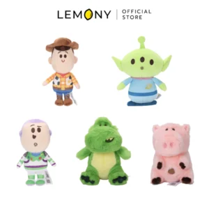 ภาพหลักฉากหลังขาวแสดงรายการสินค้า LEMONY ตุ๊กตาทอยสตอรี่ ขนาด 20CM Toy Story Beanie Eye Collection Disney ลิขสิทธิ์แท้ จัดวางตุ๊กตาผ้าขนฟูหน้าตรงเรียงหน้ากระดานครบครันทั้ง 5 ดีไซน์ ได้แก่ ลายวู้ดดี้ ลายเอเลี่ยน ลายแฮมม์ ลายเร็กซ์ และลายบัซ ไลท์เยียร์ โดดเด่นด้วยรูปทรงตัวกลมป้อมและดวงตากลมโตใสแป๋วเป็นประกายซิกเนเจอร์สลับสีสันพาสเทลคัลเลอร์ฟูลสดใสสไตล์มินิมอลเกาหลีพรีเมียม ด้านบนสุดแสดงโลโก้แบรนด์ออฟฟิเชียลเด่นชัดเจน