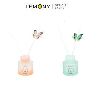 ภาพหลักฉากหลังขาวแสดงรายการสินค้า LEMONY ก้านไม้หอม Flower Butterfly Series ขนาด 100ML. ลิขสิทธิ์แท้ จัดวางองค์ประกอบเซตหน้าตรงประณีต เผยขวดแก้วน้ำหอมปรับอากาศดีไซน์สวยงามหรูหราสะดุดตา แปะฉลากป้ายชื่อกลิ่นซิกเนเจอร์ Pink Love และ Honey Love ชัดเจน เสียบประดับก้านไม้หวายกระจายความหอมแผ่เลเยอร์สลับไขว้กันคู่กล่องบรรจุภัณฑ์ภายนอกที่สกรีนลวดลายผีเสื้อและดอกไม้พาสเทลเกาหลีระบุเครื่องหมายแบรนด์ออฟฟิเชียลคมชัดเด่นชัด
