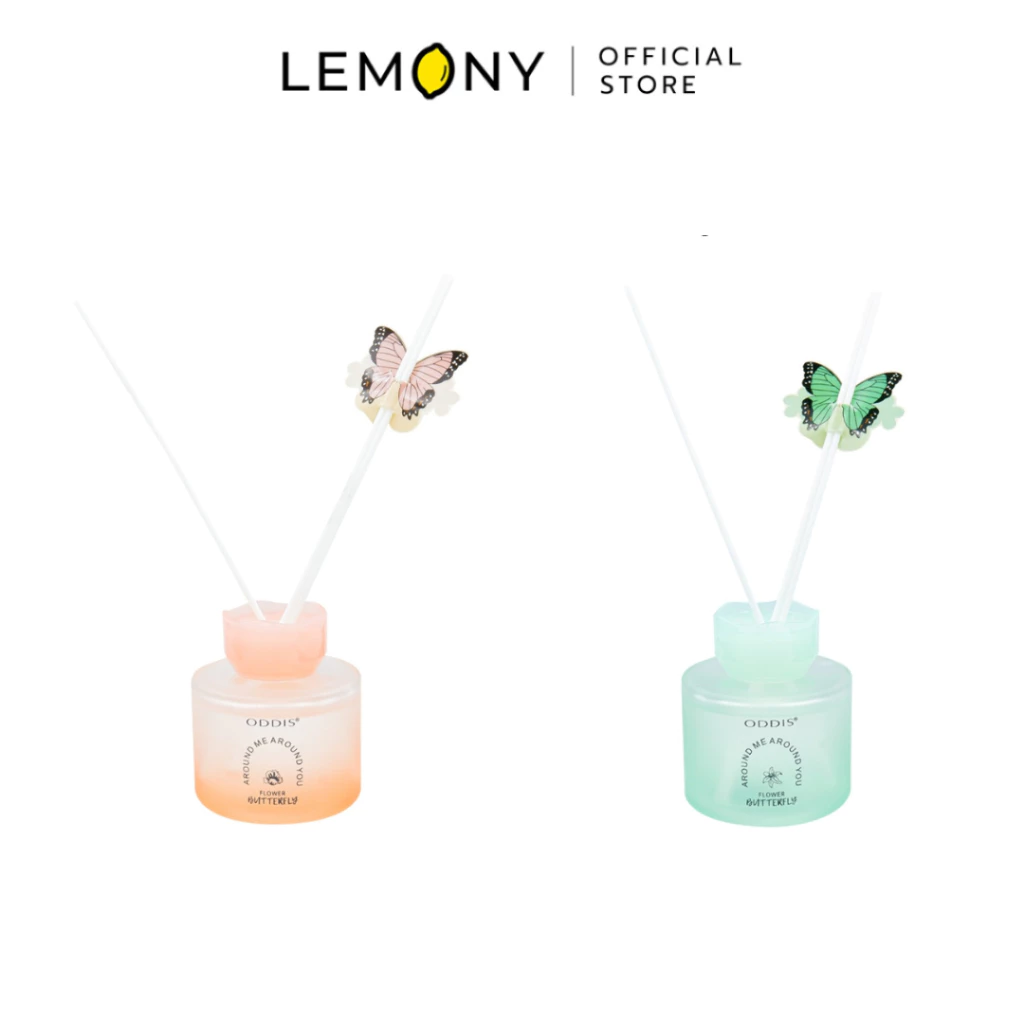 ภาพหลักฉากหลังขาวแสดงรายการสินค้า LEMONY ก้านไม้หอม Flower Butterfly Series ขนาด 100ML. ลิขสิทธิ์แท้ จัดวางองค์ประกอบเซตหน้าตรงประณีต เผยขวดแก้วน้ำหอมปรับอากาศดีไซน์สวยงามหรูหราสะดุดตา แปะฉลากป้ายชื่อกลิ่นซิกเนเจอร์ Pink Love และ Honey Love ชัดเจน เสียบประดับก้านไม้หวายกระจายความหอมแผ่เลเยอร์สลับไขว้กันคู่กล่องบรรจุภัณฑ์ภายนอกที่สกรีนลวดลายผีเสื้อและดอกไม้พาสเทลเกาหลีระบุเครื่องหมายแบรนด์ออฟฟิเชียลคมชัดเด่นชัด