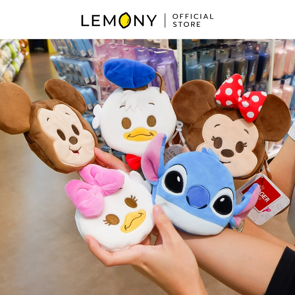 ภาพหลักฉากหลังขาวแสดงรายการสินค้า LEMONY พวงกุญแจ กระเป๋าใส่เหรียญ รวมซีรี่ย์ตัวการ์ตูนดิสนียส์สุดน่ารัก ขนาด 11CM Disney Cutey Collection ลิขสิทธิ์แท้ จัดวางกระเป๋าเพาช์ใส่เหรียญมินิผ้าขนฟูหน้าตรงเรียงหน้ากระดานครบครันทั้ง 6 ดีไซน์ ได้แก่ ลายมิกกี้ ลายมินนี่ ลายโดนัลด์ดั๊ก ลายเดซี่ดั๊ก ลายวินนี่เดอะพูห์ และลายสติทช์ โดดเด่นด้วยรูปทรงกลมป้อมหน้าใบหน้าการ์ตูนอ้วนอิ่มสลับสีสันพาสเทลคัลเลอร์ฟูลสดใสสไตล์มินิมอลเกาหลีพรีเมียม ด้านบนสุดคล้องกลไกตัวล็อกพวงกุญแจ และแสดงโลโก้แบรนด์ออฟฟิเชียลเด่นชัดเจน