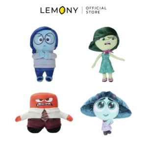 ภาพหลักฉากหลังขาวแสดงรายการสินค้า LEMONY ตุ๊กตา มหัศจรรย์อารมณ์อลเวง Inside and Out Cute Collection Disney ลิขสิทธิ์แท้ จัดวางตุ๊กตาผ้าขนฟูหน้าตรงเรียงเป็นระเบียบหน้ากระดานครบครันทั้ง 4 แบบ ได้แก่ ดีไซน์แซดเนสสีฟ้าพาสเทล ดีไซน์ดิสกัสต์สีเขียวสดใส ดีไซน์แองเกอร์สีแดงเหลี่ยม และดีไซน์เอ็นวี่สีเขียวมิ้นท์ตาโต โดดเด่นด้วยรูปทรงกลมป้อมเวอร์ชันคิ้วท์น่าเอ็นดูสไตล์มินิมอลเกาหลีพรีเมียม ด้านบนสุดแสดงโลโก้แบรนด์ออฟฟิเชียลเด่นชัดเจน