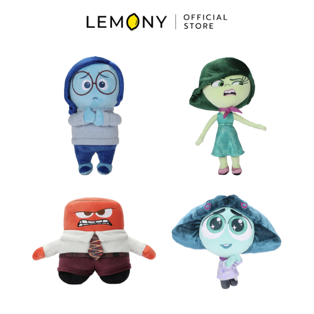 ภาพหลักฉากหลังขาวแสดงรายการสินค้า LEMONY ตุ๊กตา มหัศจรรย์อารมณ์อลเวง Inside and Out Cute Collection Disney ลิขสิทธิ์แท้ จัดวางตุ๊กตาผ้าขนฟูหน้าตรงเรียงเป็นระเบียบหน้ากระดานครบครันทั้ง 4 แบบ ได้แก่ ดีไซน์แซดเนสสีฟ้าพาสเทล ดีไซน์ดิสกัสต์สีเขียวสดใส ดีไซน์แองเกอร์สีแดงเหลี่ยม และดีไซน์เอ็นวี่สีเขียวมิ้นท์ตาโต โดดเด่นด้วยรูปทรงกลมป้อมเวอร์ชันคิ้วท์น่าเอ็นดูสไตล์มินิมอลเกาหลีพรีเมียม ด้านบนสุดแสดงโลโก้แบรนด์ออฟฟิเชียลเด่นชัดเจน