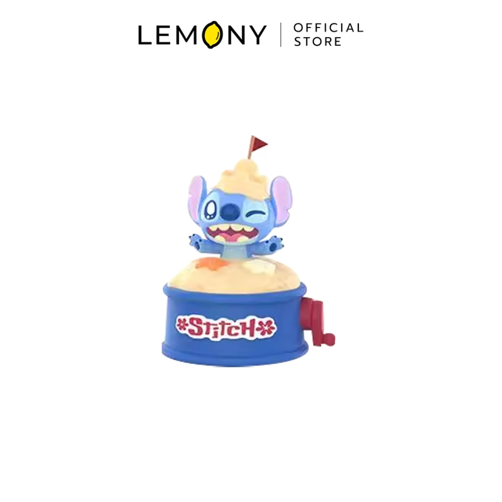 ภาพโมเดลฟิกเกอร์อาร์ตทอยหน้าตรงบนฉากหลังสีขาว แสดงตัวละครสติทช์ (Stitch) ในอิริยาบถแสนซนกำลังขยิบตาข้างหนึ่ง ร่าเริงอยู่บนกองทรายชายหาดสีครีมละมุน บนหัวมีปราสาททรายจำลองขนาดจิ๋วคว่ำครอบอยู่พร้อมปักธงสีแดงดึงดูดสายตา ตัวฟิกเกอร์ตั้งอยู่บนฐานทรงกลมสีน้ำเงินพิมพ์อักษรโลโก้คำว่า Stitch สีขาวขอบแดงประดับลายดอกชบา และมีแกนหมุนสีแดงติดตั้งอยู่ด้านข้าง ด้านบนสุดแสดงโลโก้แบรนด์ LEMONY Official Store อย่างชัดเจน