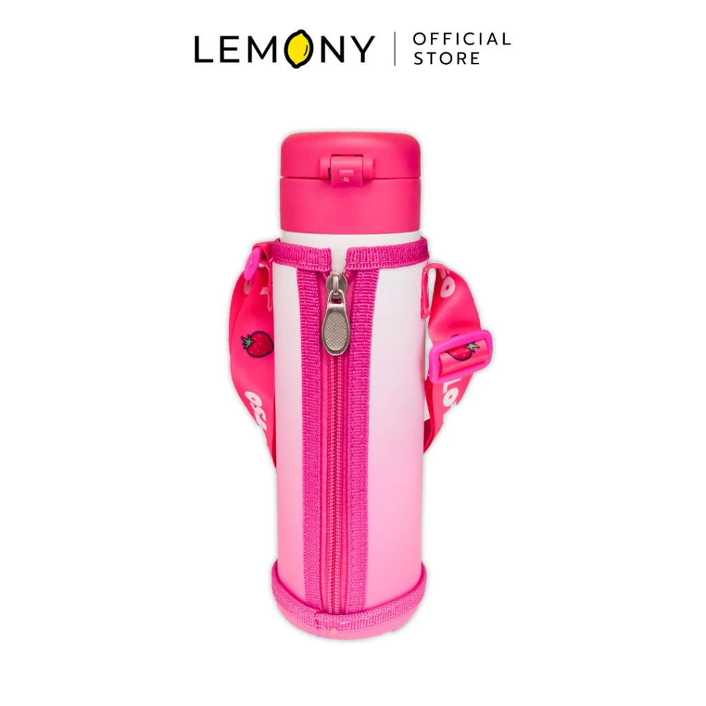 าพหลักฉากหลังขาวแสดงรายการสินค้า LEMONY กระบอกน้ำสเตนเลส พร้อมกระเป๋าและสายสะพาย เจ้าหมี Lotso Disney 500ml. ลิขสิทธิ์แท้ แสดงกระบอกน้ำทรงกลมยาวสเตนเลสพรีเมียมขณะสวมใส่เข้าชุดอยู่ภายในซองกระเป๋าผ้าบุนุ่มสกรีนลวดลายตารางและใบหน้าหมีล็อตโซ่ระบายยิ้มสีชมพูหวานฉ่ำคัลเลอร์ฟูลแนวซิกเนเจอร์สไตล์มินิมอลเกาหลี โชว์หัวซิปรูดด้านข้างปุ่มมน และแกนสายสะพายผ้าทอปรับระดับได้หนาแน่นหนาทนทาน ด้านบนสุดแสดงโลโก้แบรนด์ออฟฟิเชียลเด่นชัดเจน