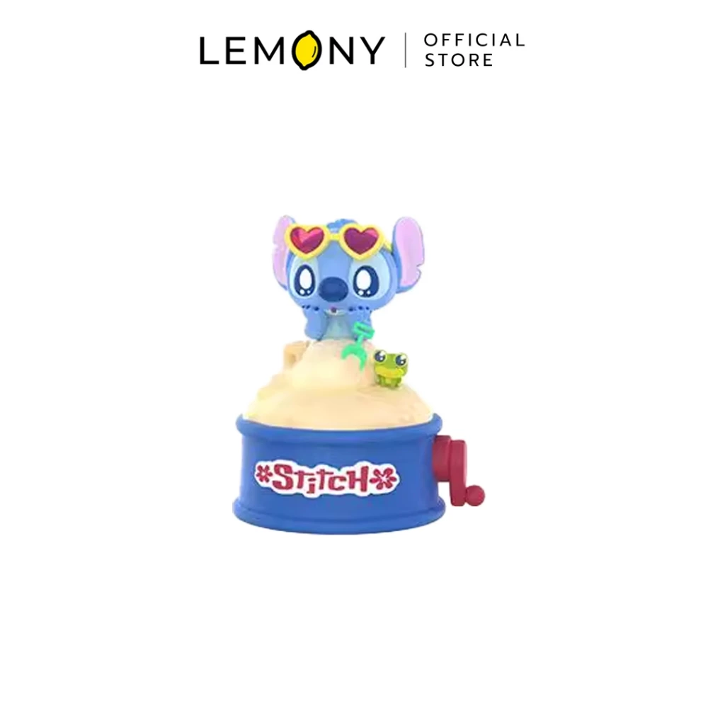ภาพโมเดลฟิกเกอร์อาร์ตทอยหน้าตรงบนฉากหลังสีขาว แสดงตัวละครสติทช์ (Stitch) เวอร์ชันปุ๊กปิ๊กน่าเอ็นดูกำลังสวมแว่นตากันแดดกรอบรูปหัวใจสีเหลืองสลับเลนส์สีชมพูพาสเทลหวานฉ่ำ นั่งเล่นอยู่บนกองทรายสีครีมคู่กับพลั่วตักทรายสีเขียวมิ้นท์และกบสีเขียวจิ๋วตัวป่วน ตัวฟิกเกอร์ตั้งอยู่บนฐานทรงกลมสีน้ำเงินพิมพ์อักษรโลโก้คำว่า Stitch สีขาวขอบแดง และมีแกนหมุนสีแดงติดตั้งอยู่ด้านข้าง ด้านบนสุดแสดงโลโก้แบรนด์ LEMONY Official Store อย่างชัดเจน