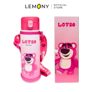 าพหลักฉากหลังขาวแสดงรายการสินค้า LEMONY กระบอกน้ำสเตนเลส พร้อมกระเป๋าและสายสะพาย เจ้าหมี Lotso Disney 500ml. ลิขสิทธิ์แท้ แสดงกระบอกน้ำทรงกลมยาวสเตนเลสพรีเมียมขณะสวมใส่เข้าชุดอยู่ภายในซองกระเป๋าผ้าบุนุ่มสกรีนลวดลายตารางและใบหน้าหมีล็อตโซ่ระบายยิ้มสีชมพูหวานฉ่ำคัลเลอร์ฟูลแนวซิกเนเจอร์สไตล์มินิมอลเกาหลี โชว์หัวซิปรูดด้านข้างปุ่มมน และแกนสายสะพายผ้าทอปรับระดับได้หนาแน่นหนาทนทาน ด้านบนสุดแสดงโลโก้แบรนด์ออฟฟิเชียลเด่นชัดเจน