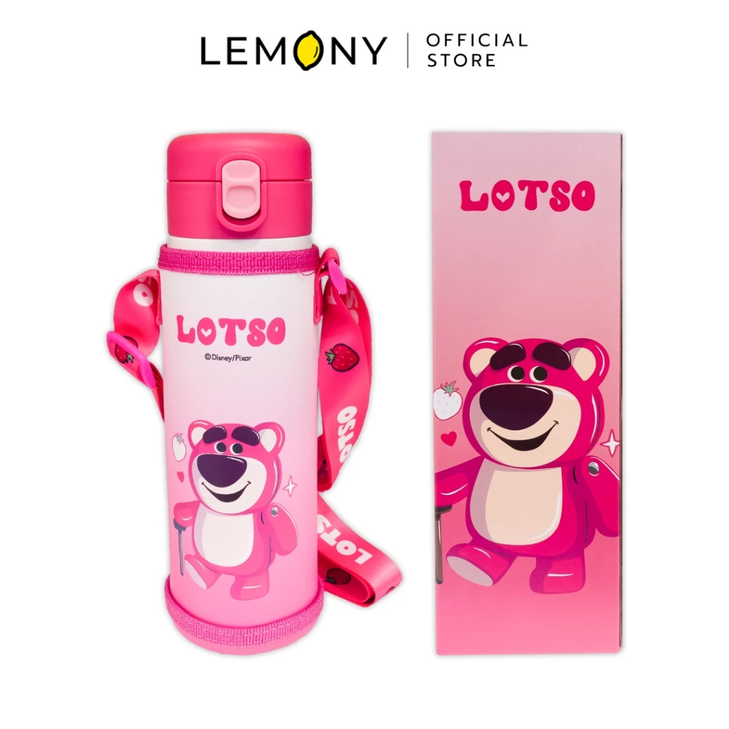 าพหลักฉากหลังขาวแสดงรายการสินค้า LEMONY กระบอกน้ำสเตนเลส พร้อมกระเป๋าและสายสะพาย เจ้าหมี Lotso Disney 500ml. ลิขสิทธิ์แท้ แสดงกระบอกน้ำทรงกลมยาวสเตนเลสพรีเมียมขณะสวมใส่เข้าชุดอยู่ภายในซองกระเป๋าผ้าบุนุ่มสกรีนลวดลายตารางและใบหน้าหมีล็อตโซ่ระบายยิ้มสีชมพูหวานฉ่ำคัลเลอร์ฟูลแนวซิกเนเจอร์สไตล์มินิมอลเกาหลี โชว์หัวซิปรูดด้านข้างปุ่มมน และแกนสายสะพายผ้าทอปรับระดับได้หนาแน่นหนาทนทาน ด้านบนสุดแสดงโลโก้แบรนด์ออฟฟิเชียลเด่นชัดเจน